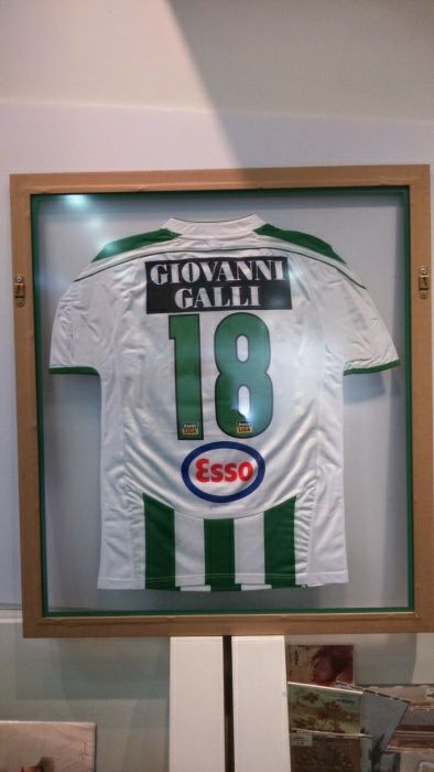 Camisa Vitória perfeitamente emoldurada entre dois vidros