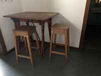 Mesa de trabalho e banco em madeira