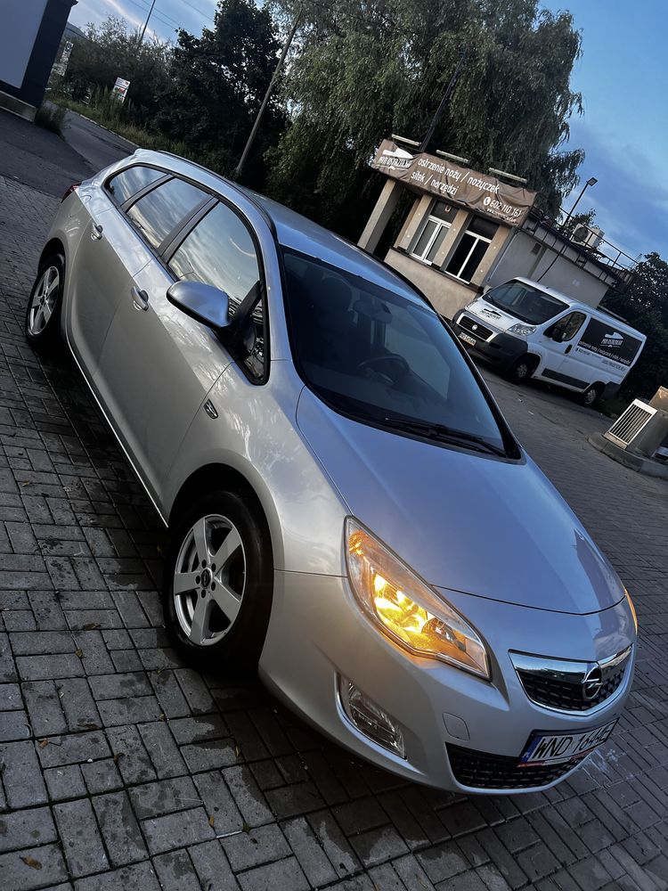 Opel Astra J 1.4t kombi