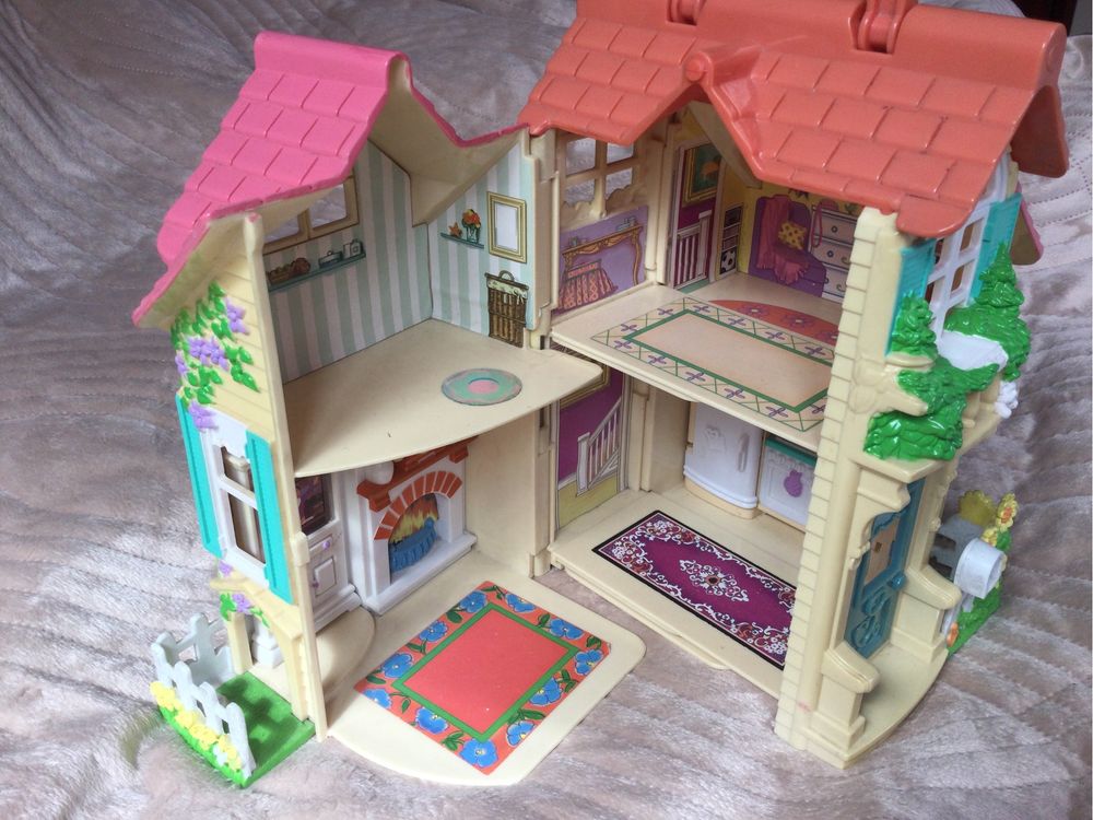 Domek Fisher Price z mebelkami