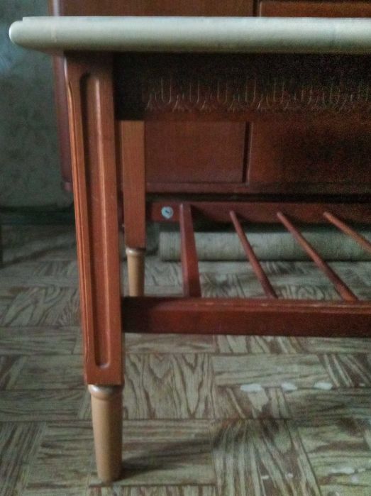 Журнальний дерев'яний стіл з ефектом старовини в стилі прованс