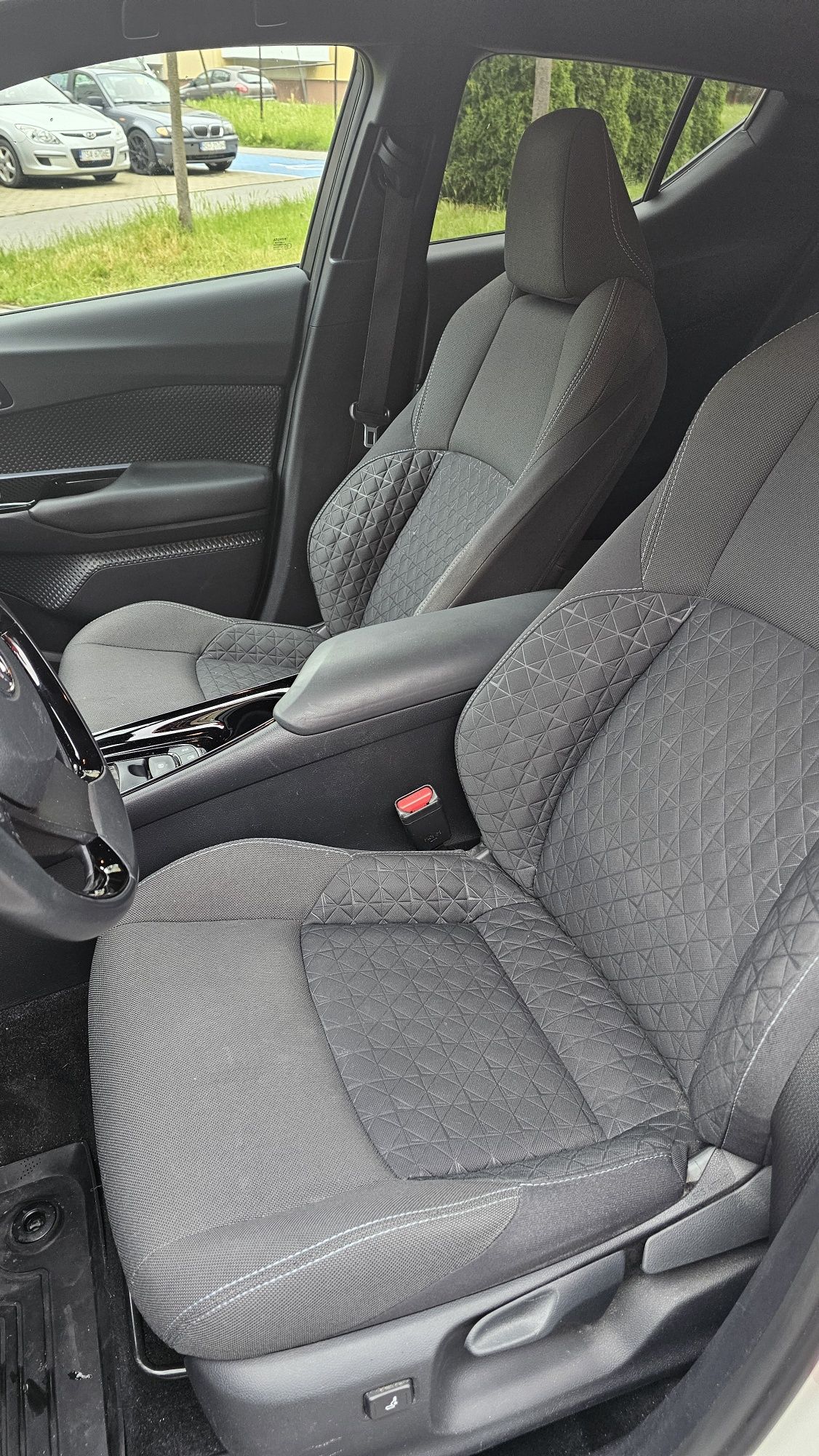 Toyota C-HR style 1.8 hybryda biała perła po leasingu