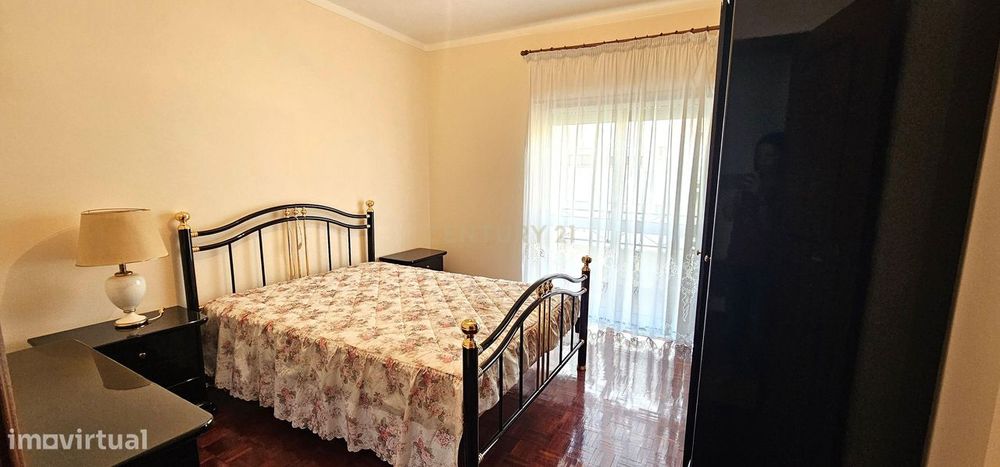Arrenda-se quarto a professor(a)