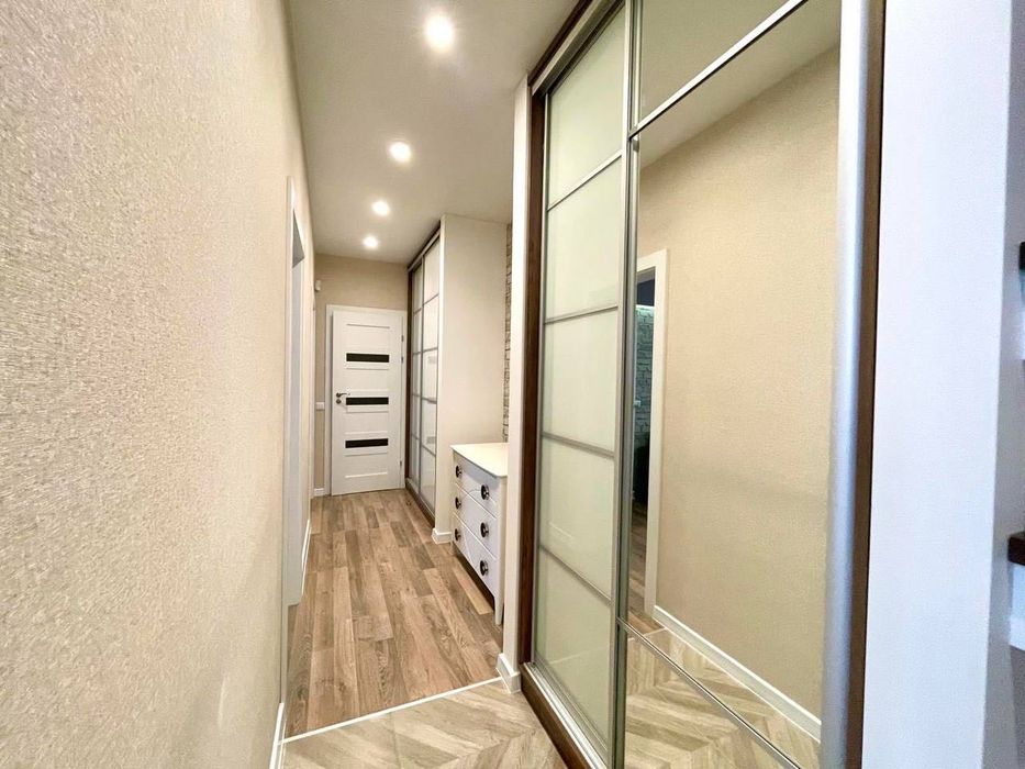 Продаж 2 км квартири на березі міського озера