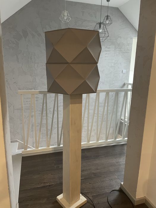 Piekna lampa z drewna