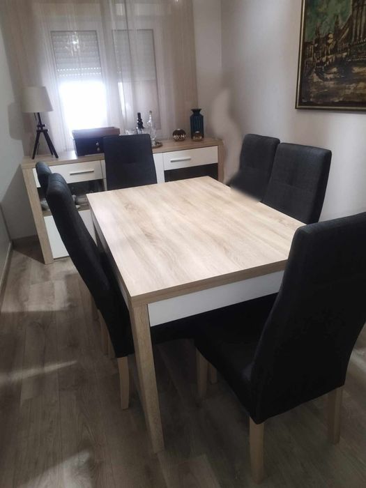 Conjunto Sala de Jantar. Mesa extensível com 6 cadeiras e aparador.