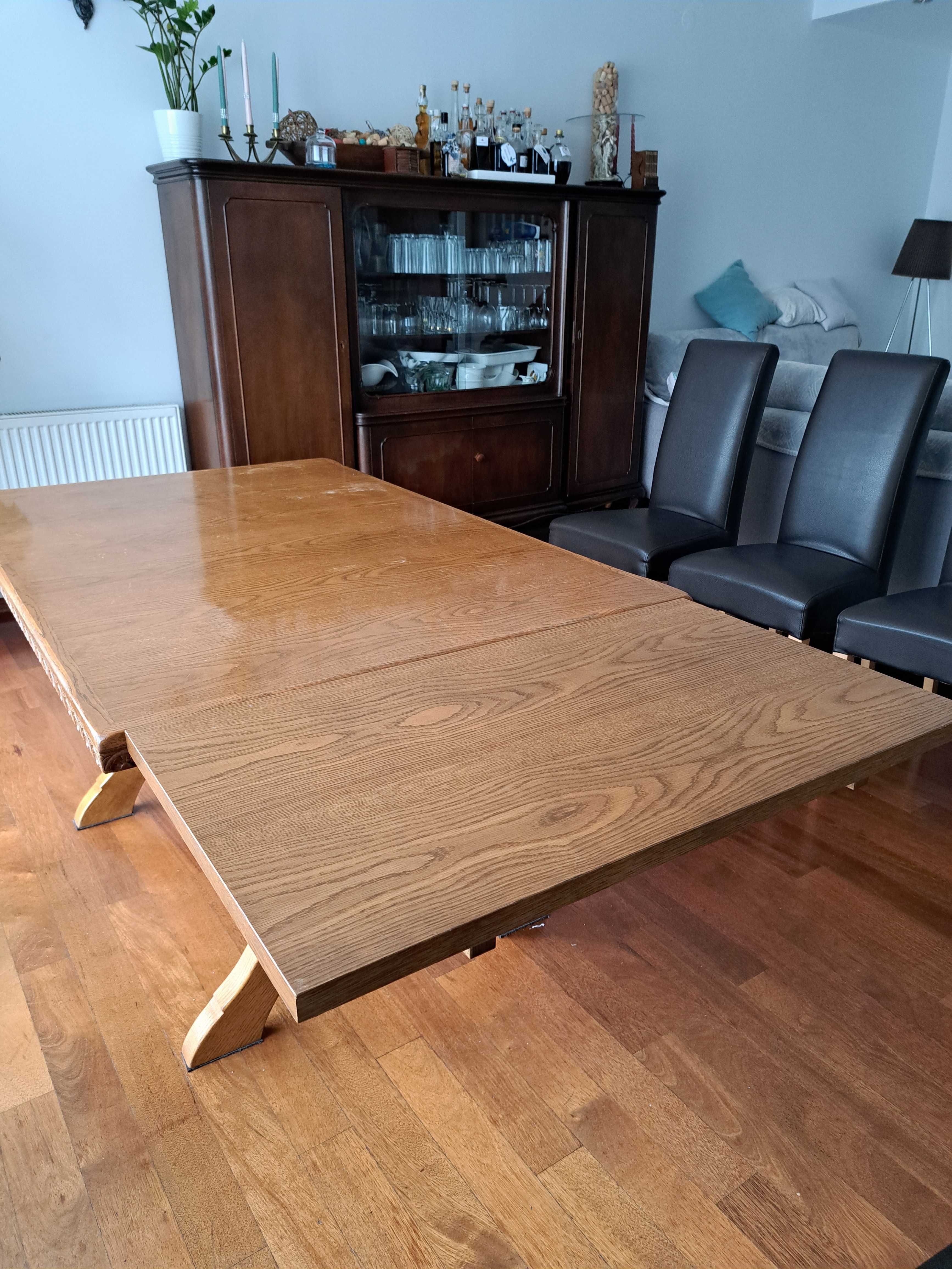 Drewniany stół z 6 krzesłami