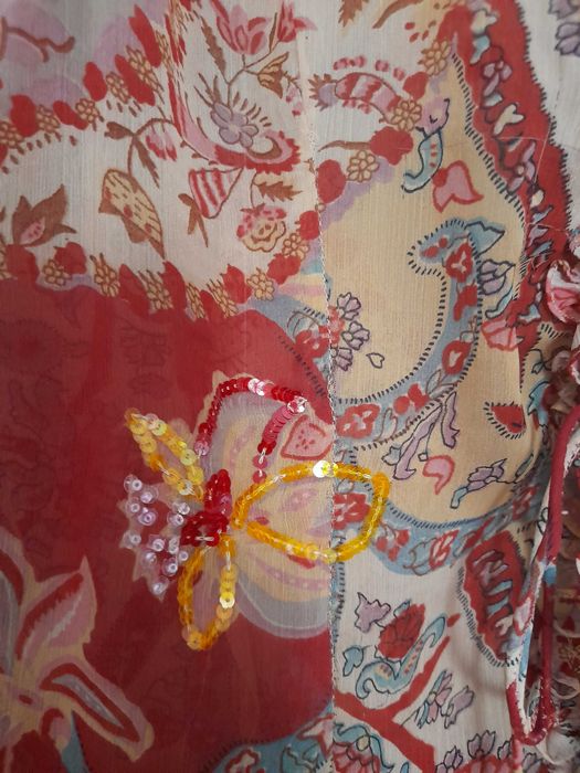 Blusa multiculor com aplicações