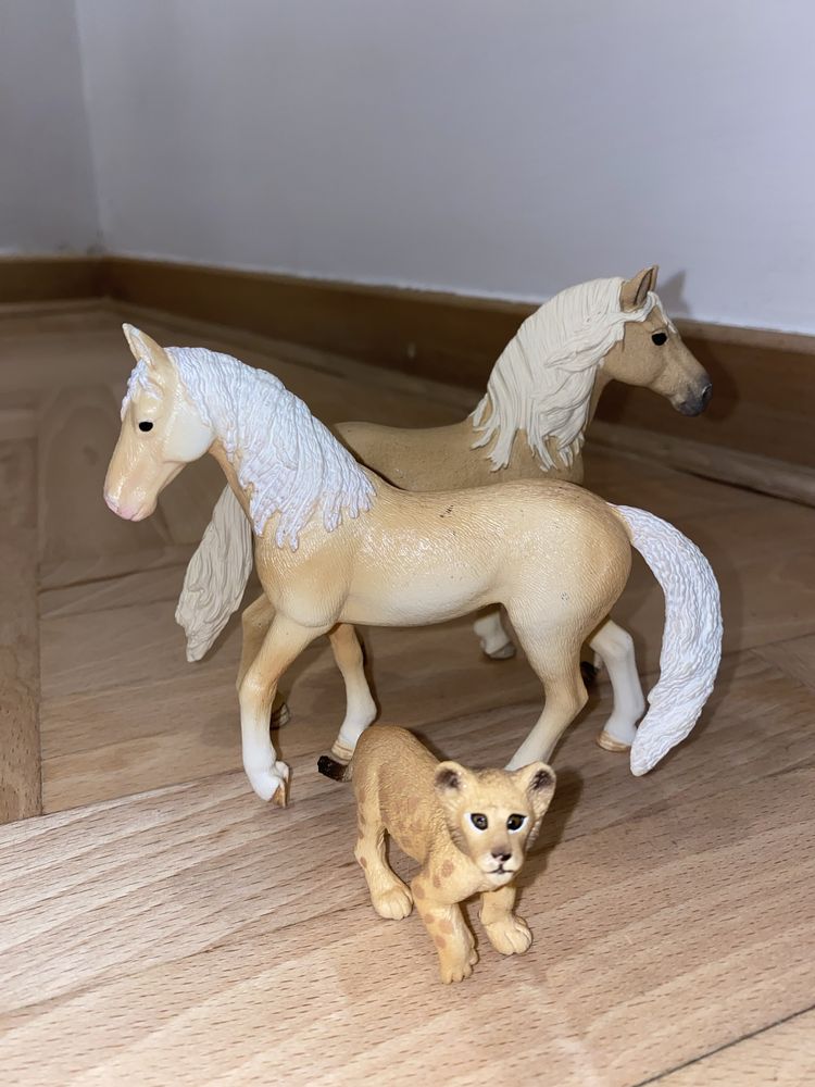 Schleich figurki 2 koni ogierów i lwiątko