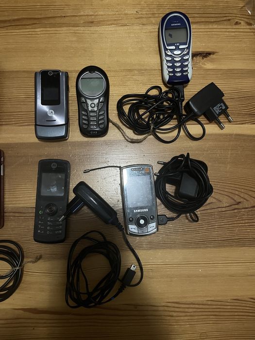 Zestaw telefonów komórkowych