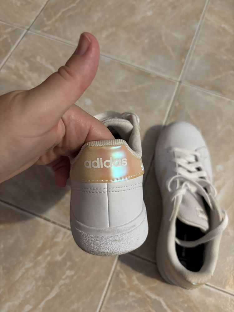Ténis adidas brancos