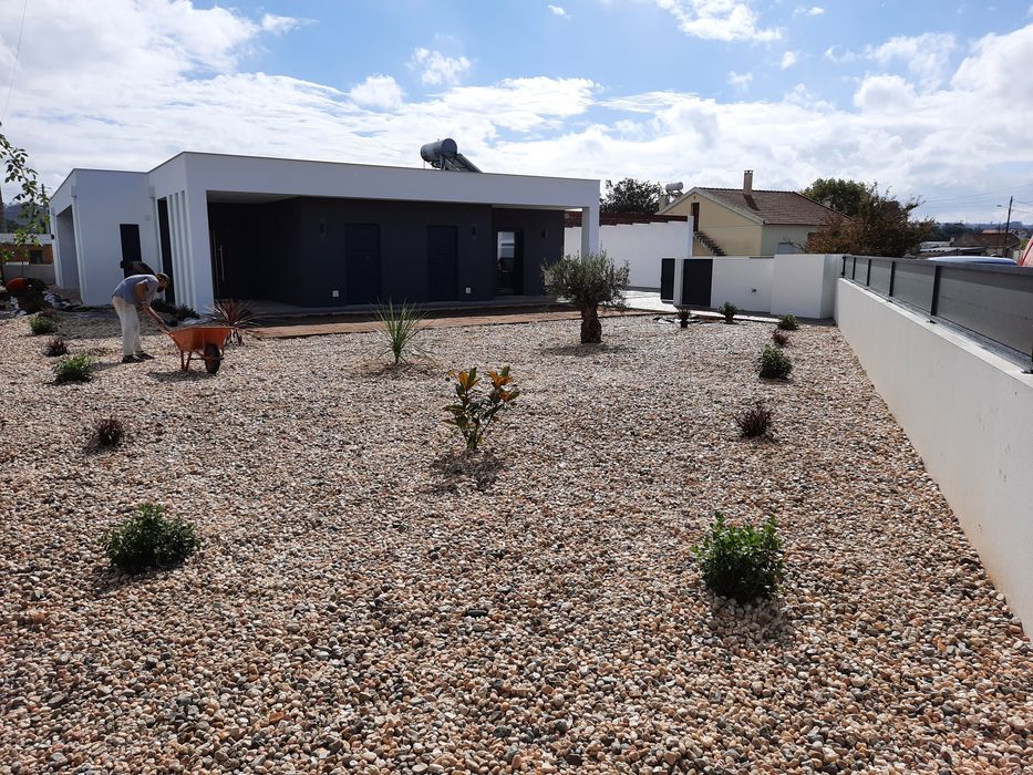 Serviços  de jardinagem. Construção e Manutenção. Limpeza de Terrenos.