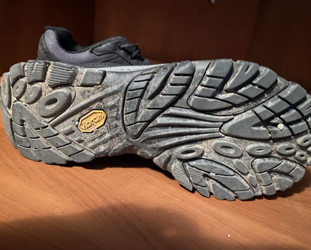 Оригінальні кросівки Merrell чорного кольору