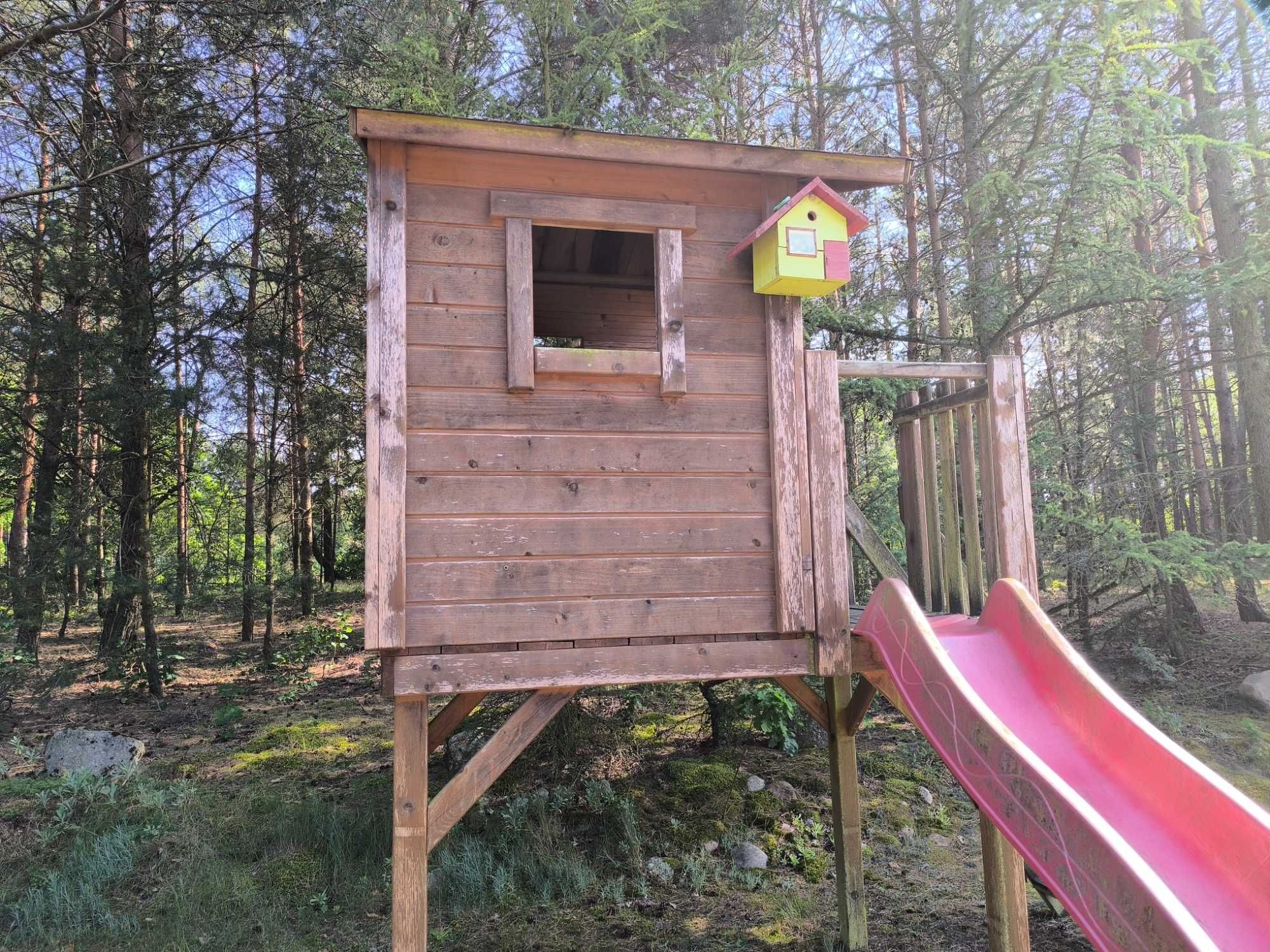 Domek dla dzieci ze zjeżdżalnią