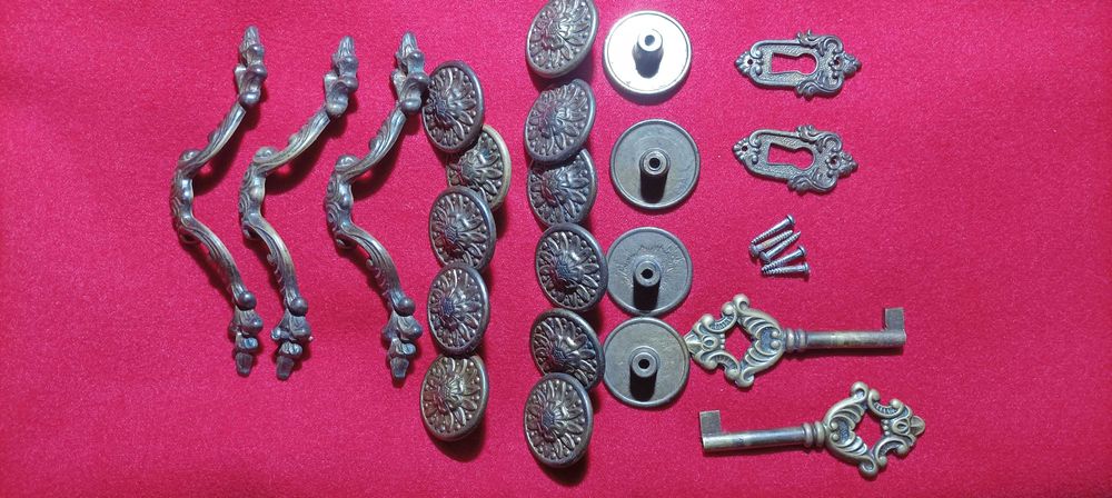 Zestaw uchwytów, szyldów i kluczy z mosiądzu do stylowych mebli