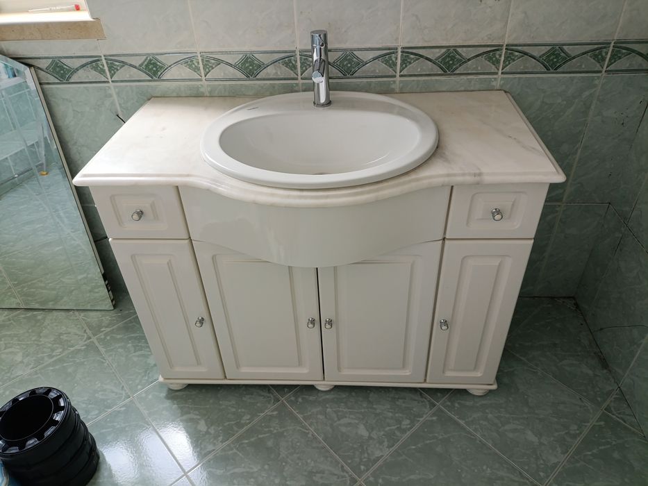 Móvel e Lavatório  e espelho de casa de banho