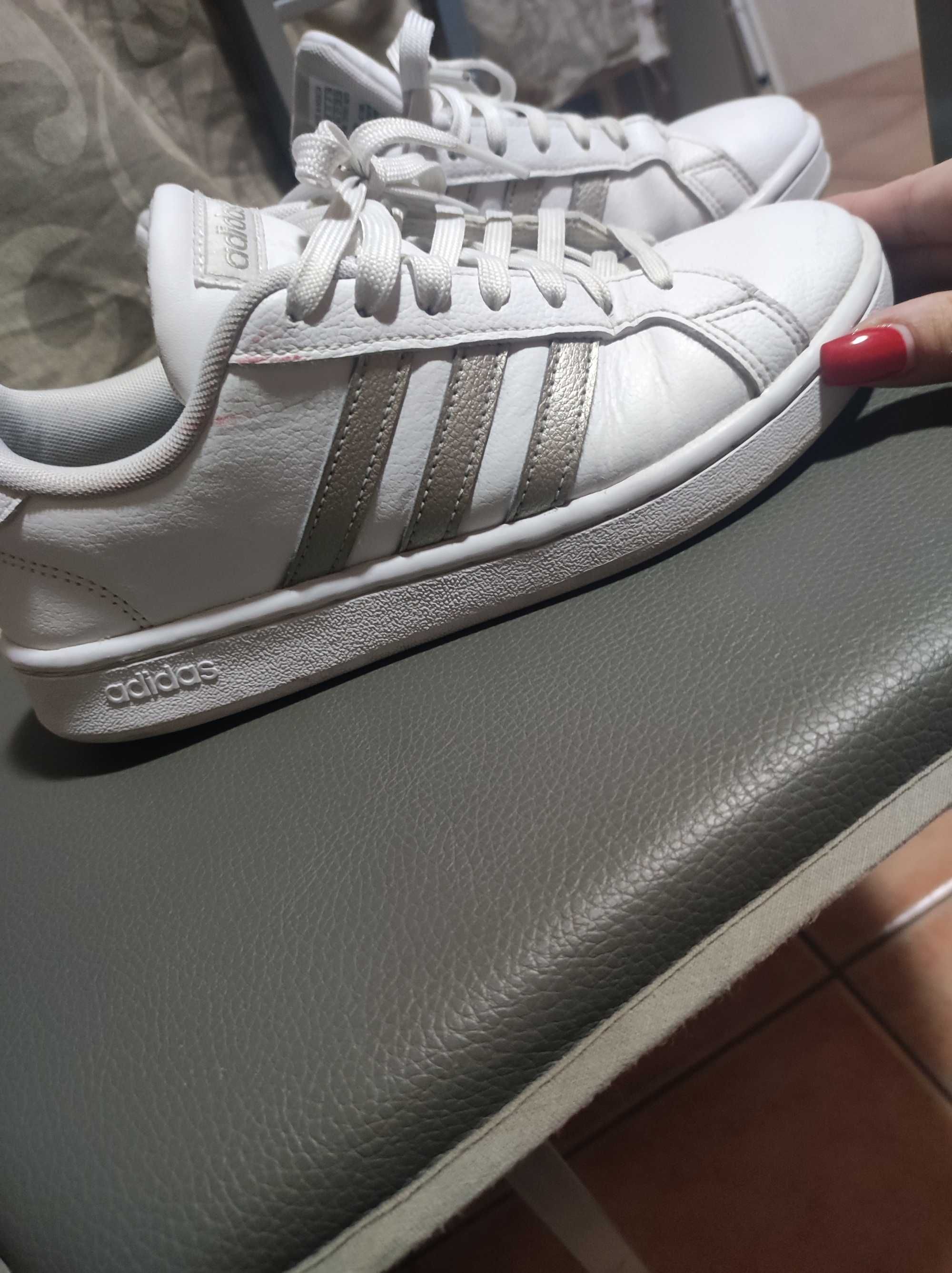 Tenis Adidas em bom estado