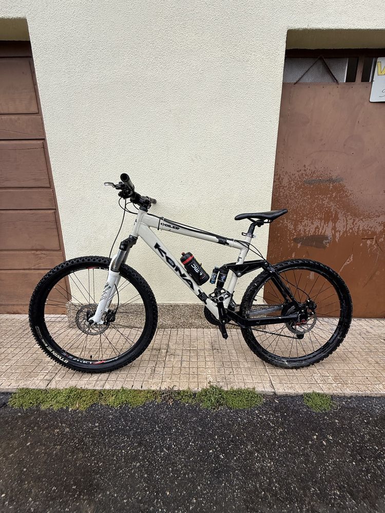 Bicicleta Kona suspensão total