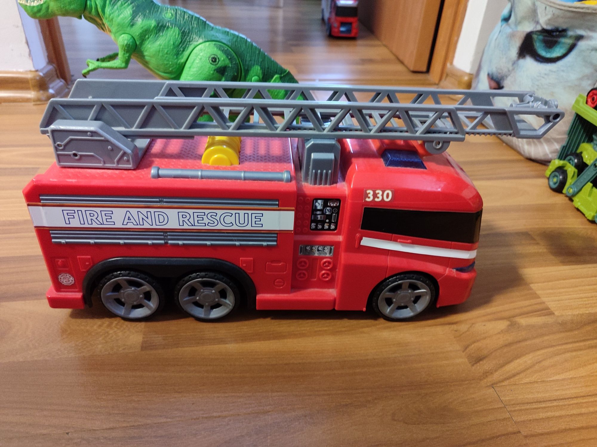 Динозаври,пожарна машина,розвиваючі іграшки