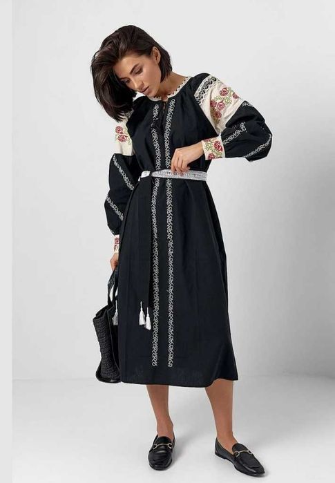 Сукня красива вишита з поясом