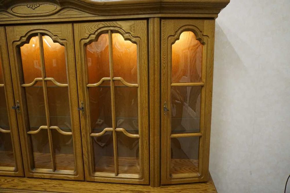 witryna z komodą dębowa szeroka podświetlana szer. 222 cm    p-994