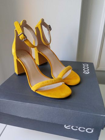 Sandálias amarelas ECCO  tamanho 40