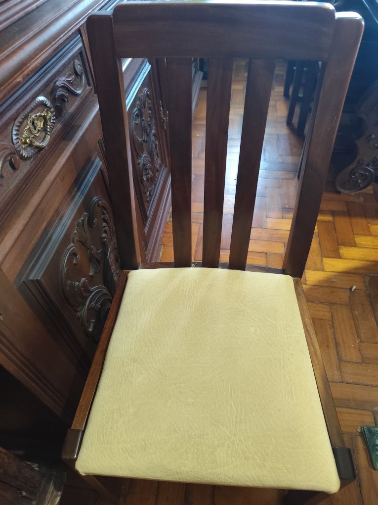 Mesa  em madeira com 4 cadeiras