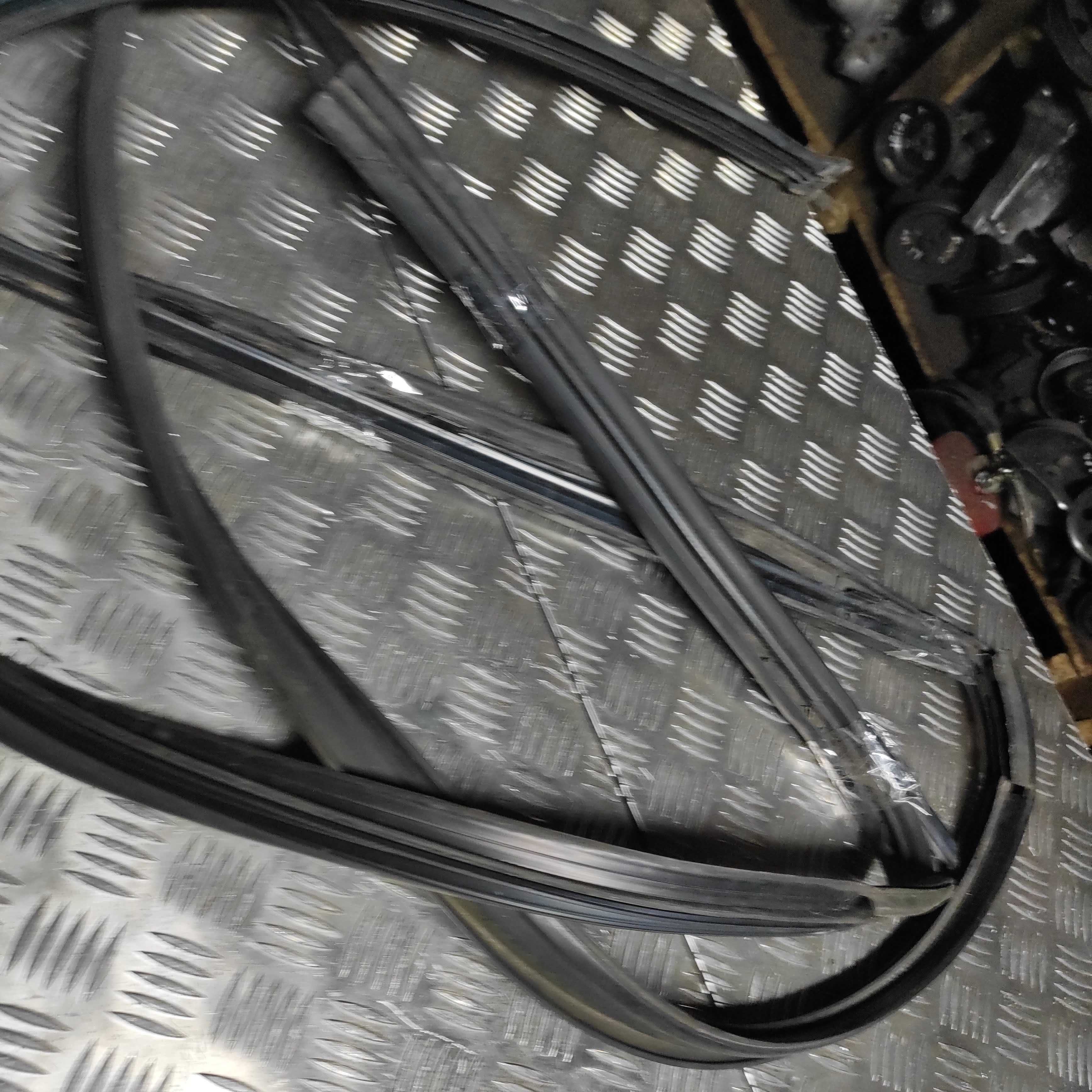 Uszczelka drzwi szyby listwa prawa lewa przód Suzuki Swift Mk6 5D KPL