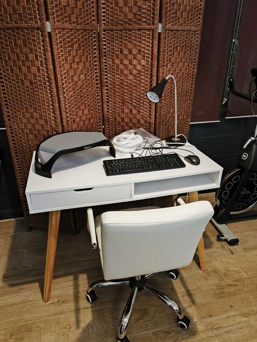 Secretária com Cadeira e Acessórios