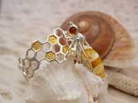 Stylowa srebrna bransoleta z bursztynem bałtyckim-pszczoła