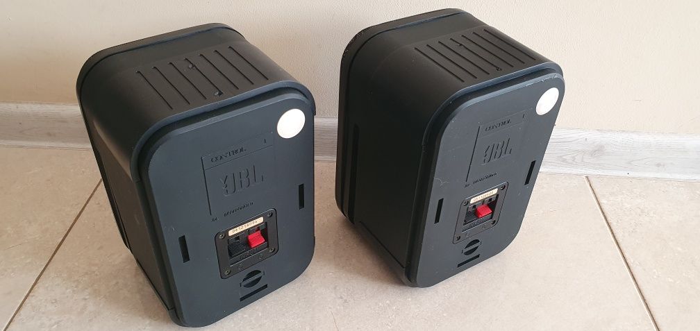 Kolumny JBL Control One nowe zawieszenia