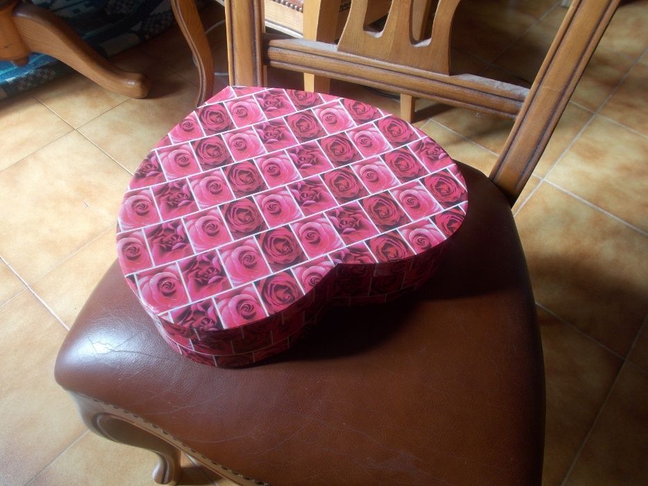 caixa com chávenas de café e pires