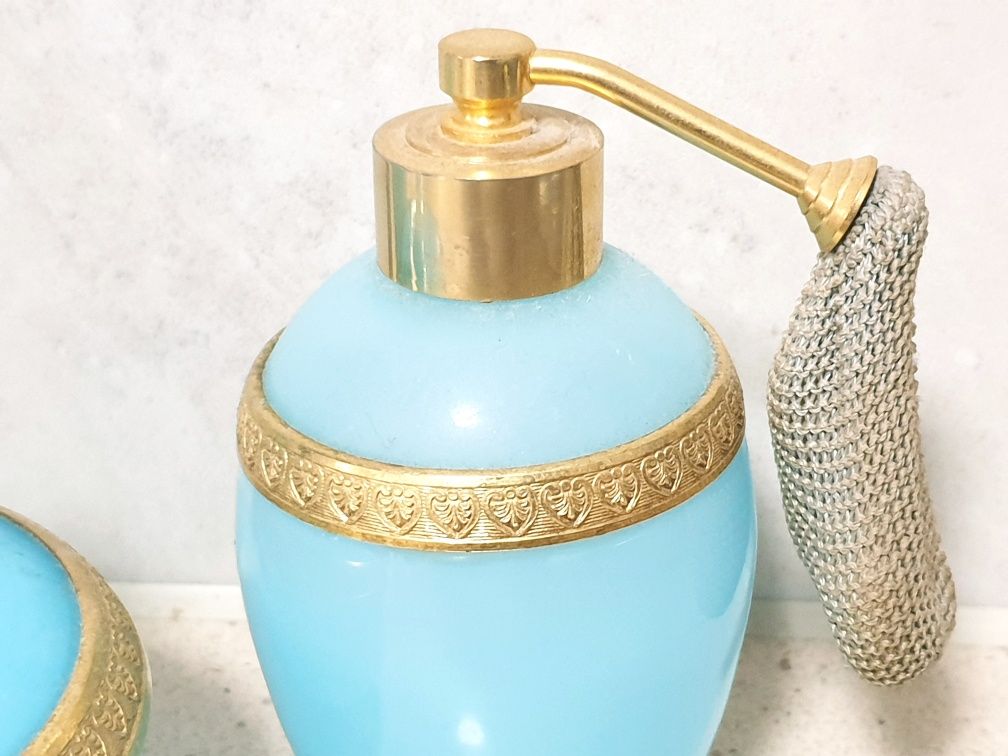Lindissimo conjunto de perfume  em vidro opalino e armação dourada