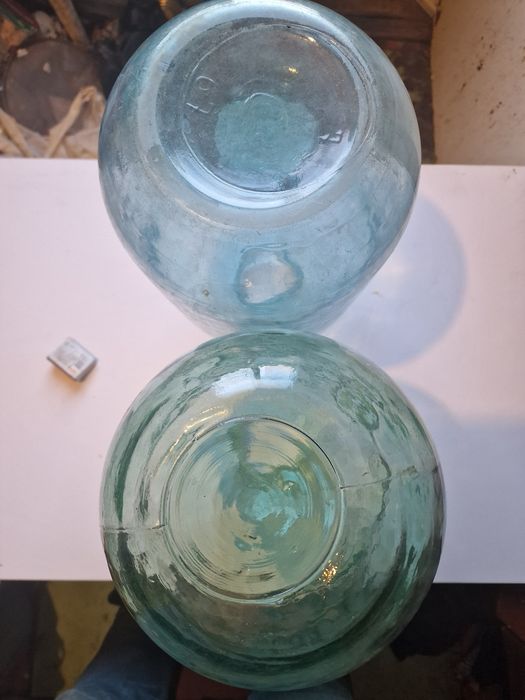 Продам 10 литровые банки в хорошем состоянии  за две