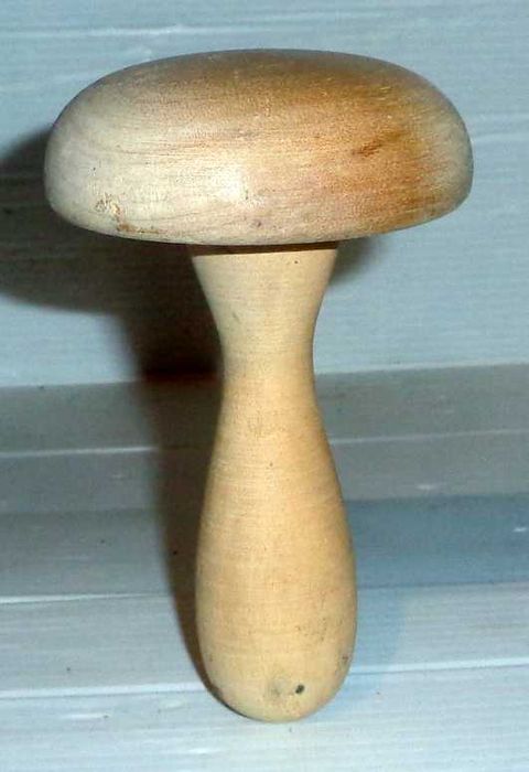 Drewniany grzybek do cerowania .