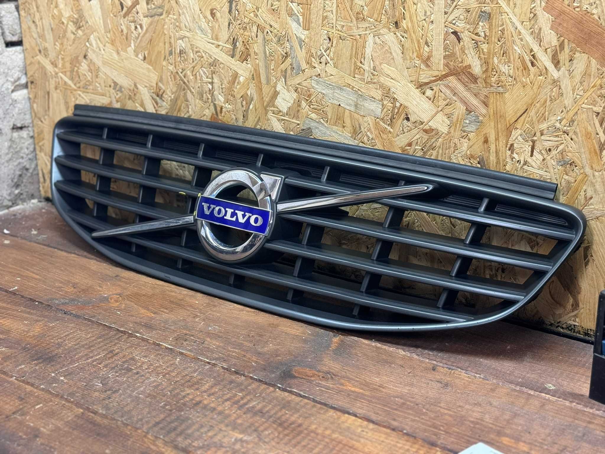 Oryginalny grill atrapa zderzaka chłodnicy Volvo XC60 I LIFT