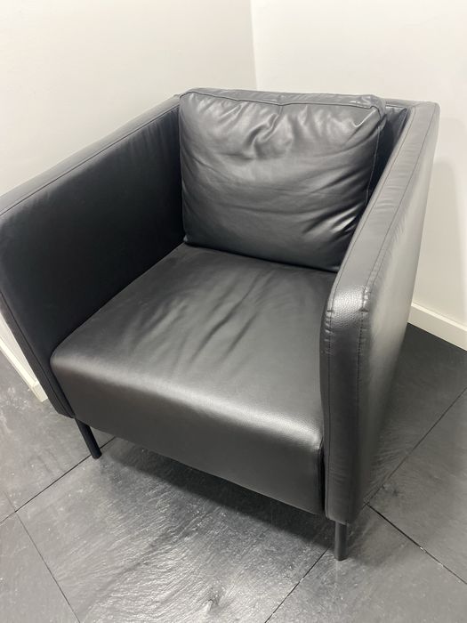 Cadeirão ikea em pele