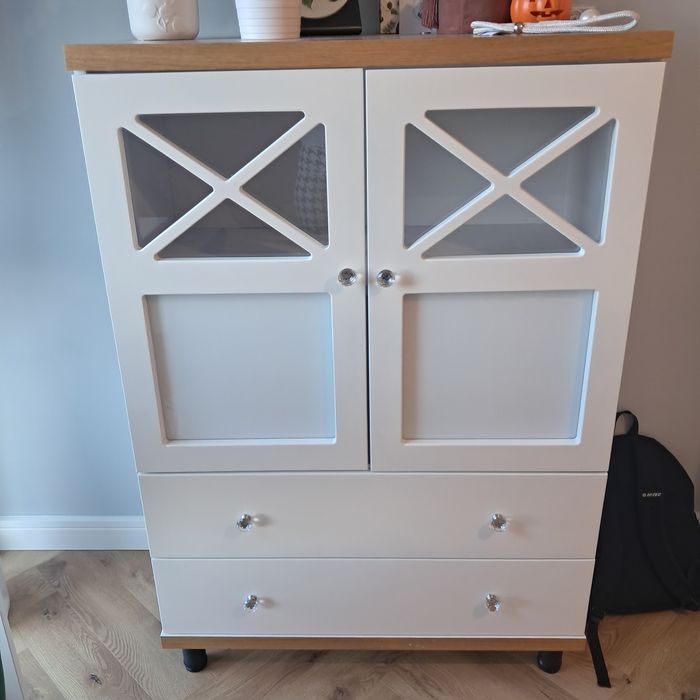 Komoda biała z elementami drewnopodobnymi