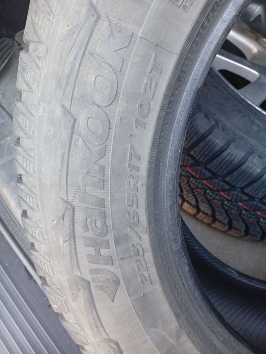 Продам  зимнюю резину 225/65 R17