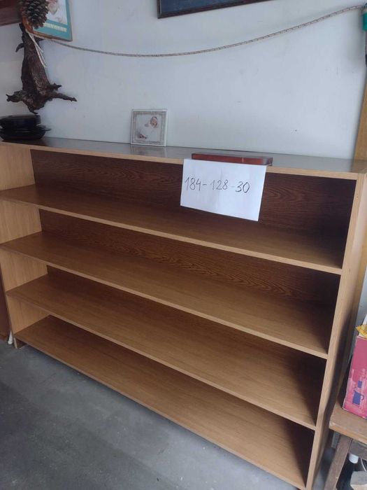 Solidny i szeroki regał stojący