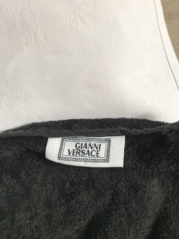 Полотенце  Burberry синее и черное Gianni Versace.