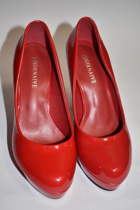 Червоні лаковані туфлі на каблуку