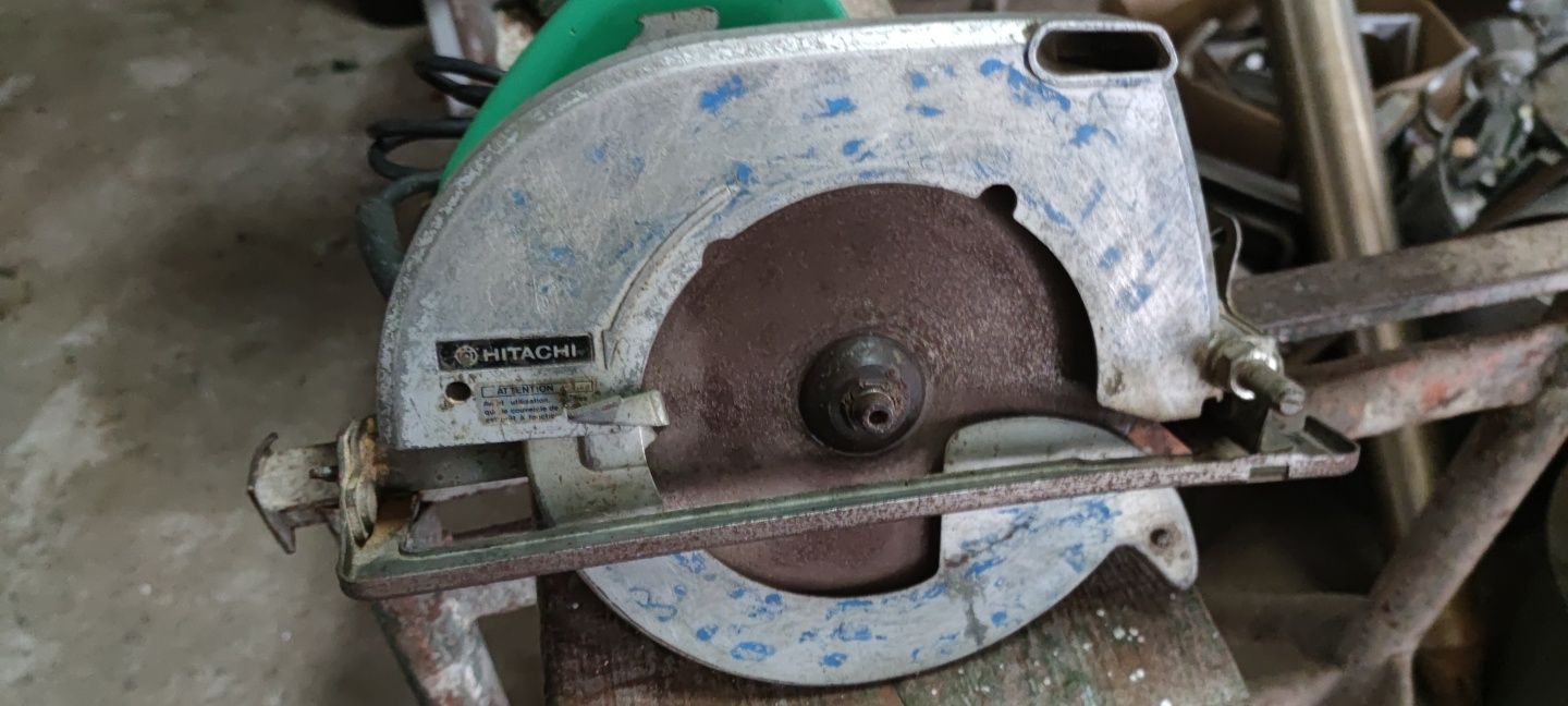 Máquina de cortar madeira de disco ,industrial, a funcionar e bem esti
