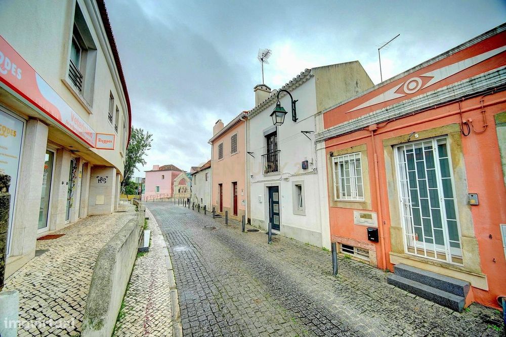 Moradia T2 Triplex no Coração de Odivelas