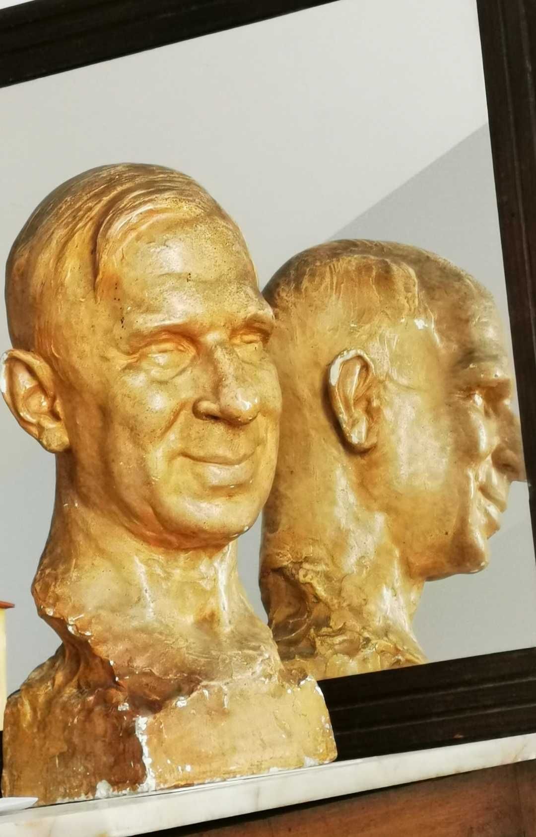 Escultura de Júlio Vaz Júnior, busto de um caricaturista