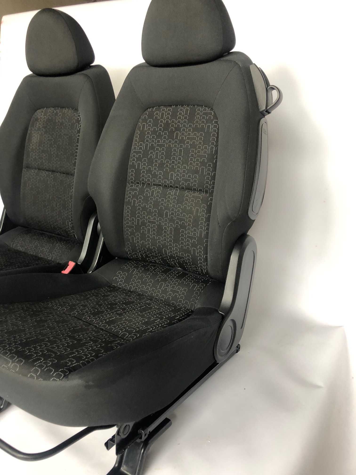 Сиденья передние Mitsubishi Kolt