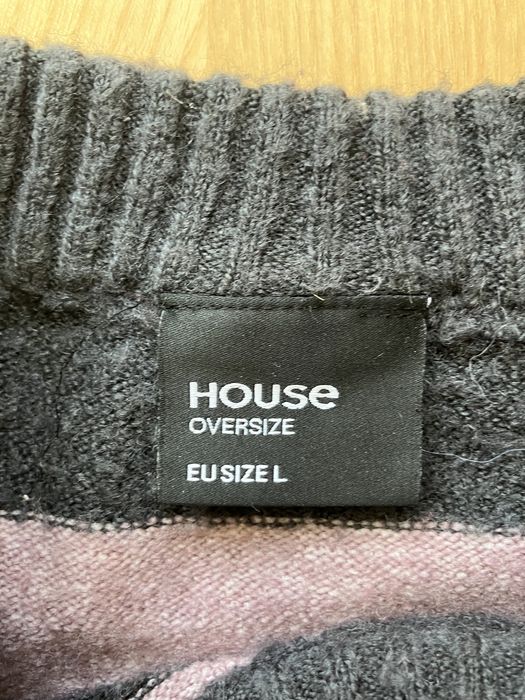 Светр у смужку.