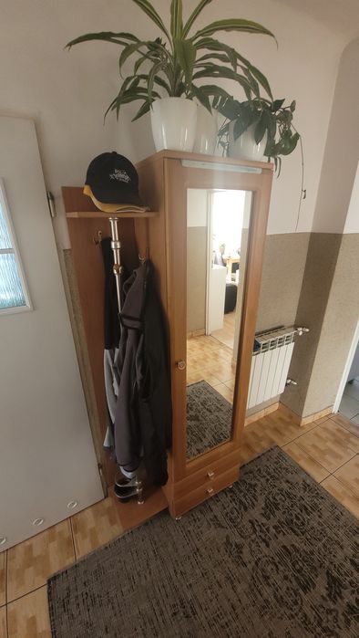 Regał z lustrem i wieszakiem