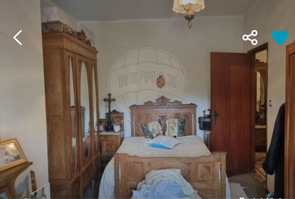 Quarto secular de madeira praticamente lisa e clara