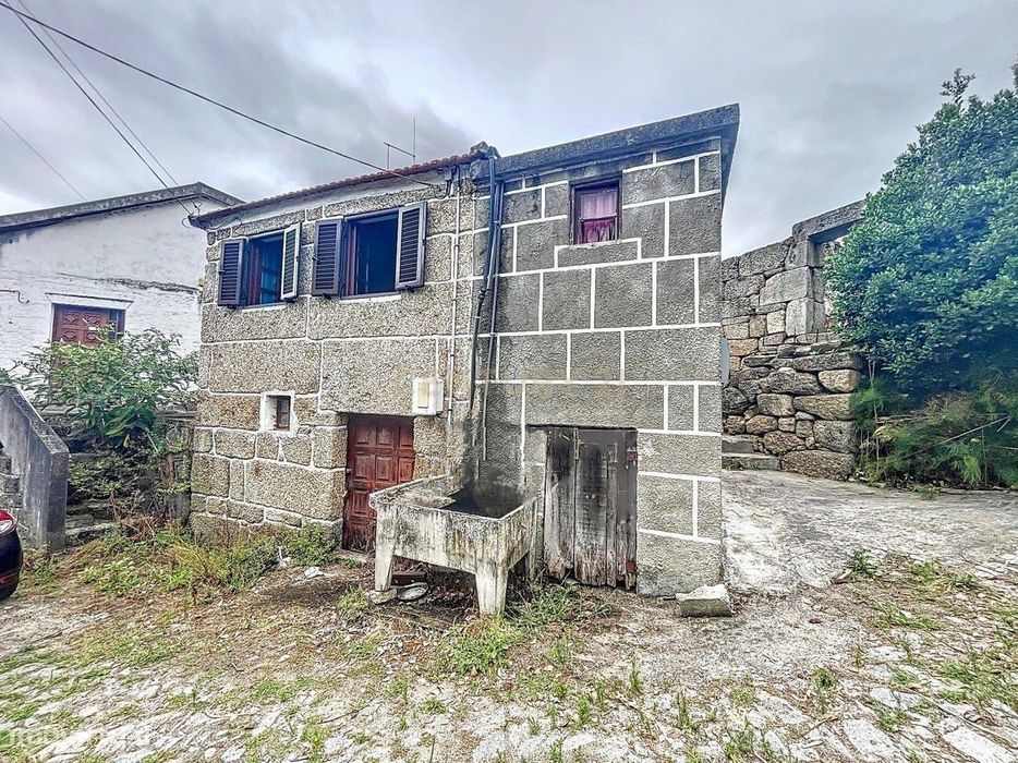 Casa com terreno de construção e agrícola perto do rio Douro em Granja